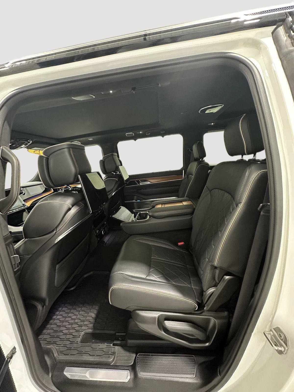Used 2025 Jeep Grand Wagoneer L Series III w/ Rear-Seat Entertainment Group AWD/4WD image 24