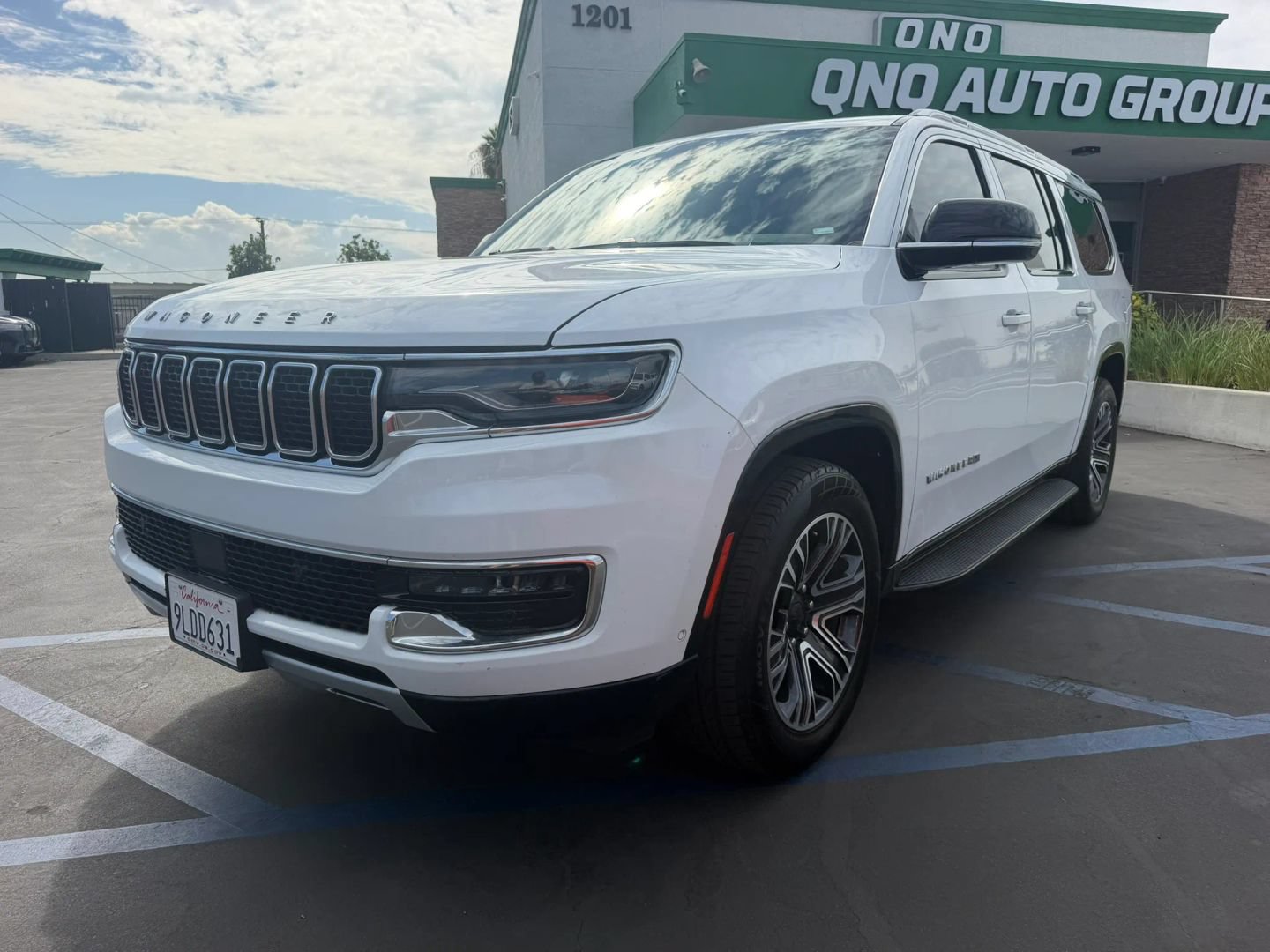 Used 2024 Jeep Wagoneer L Series II RWD image 2