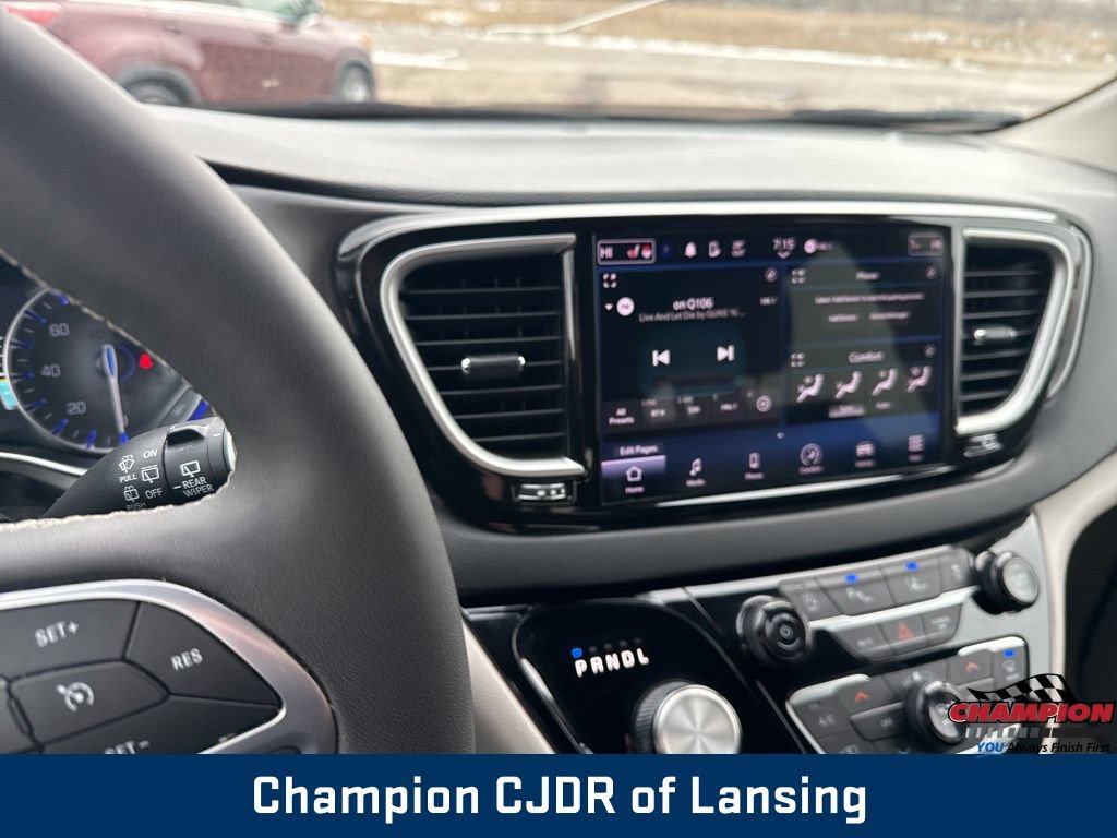 Used 2024 Chrysler Pacifica Touring-L FWD image 23