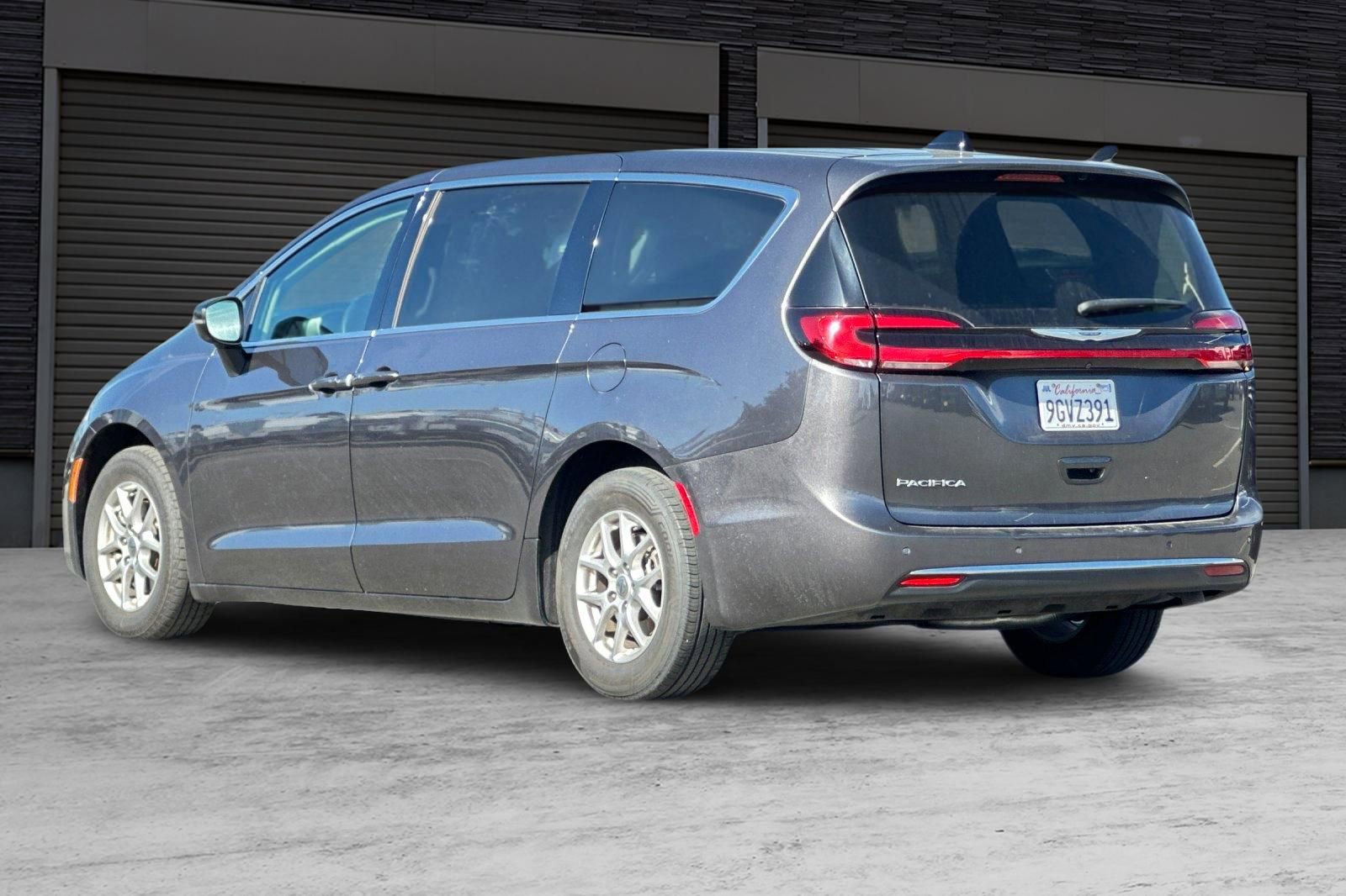 Used 2023 Chrysler Pacifica Touring-L image 6