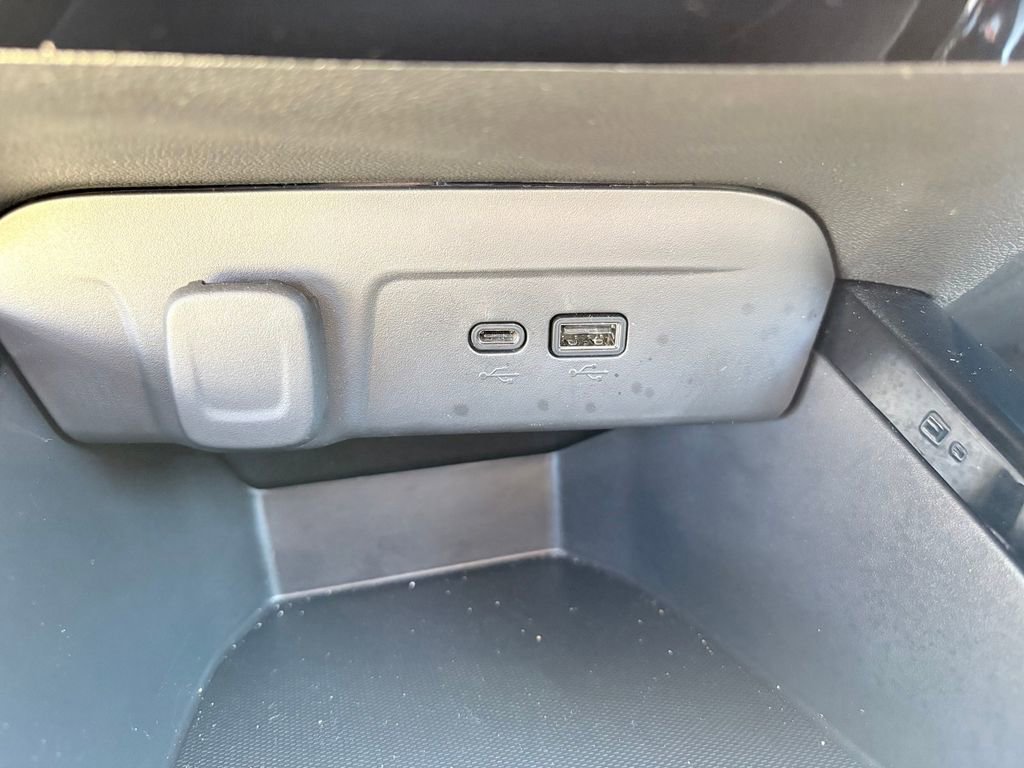 Used 2025 Chevrolet Trax RS FWD image 21