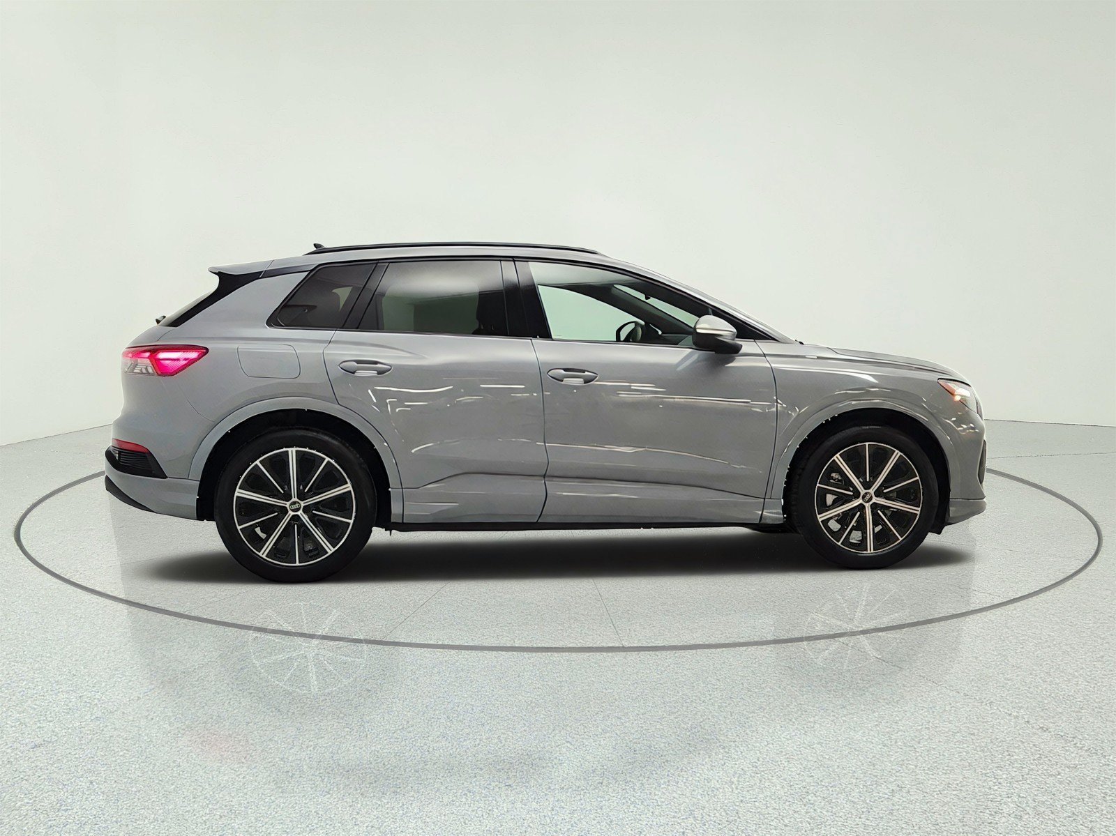 Used 2025 Audi Q4 e-tron Premium Plus w/ Premium Plus RWD image 4