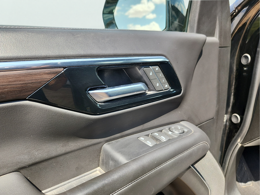 Used 2025 Chevrolet Tahoe LT RWD image 12