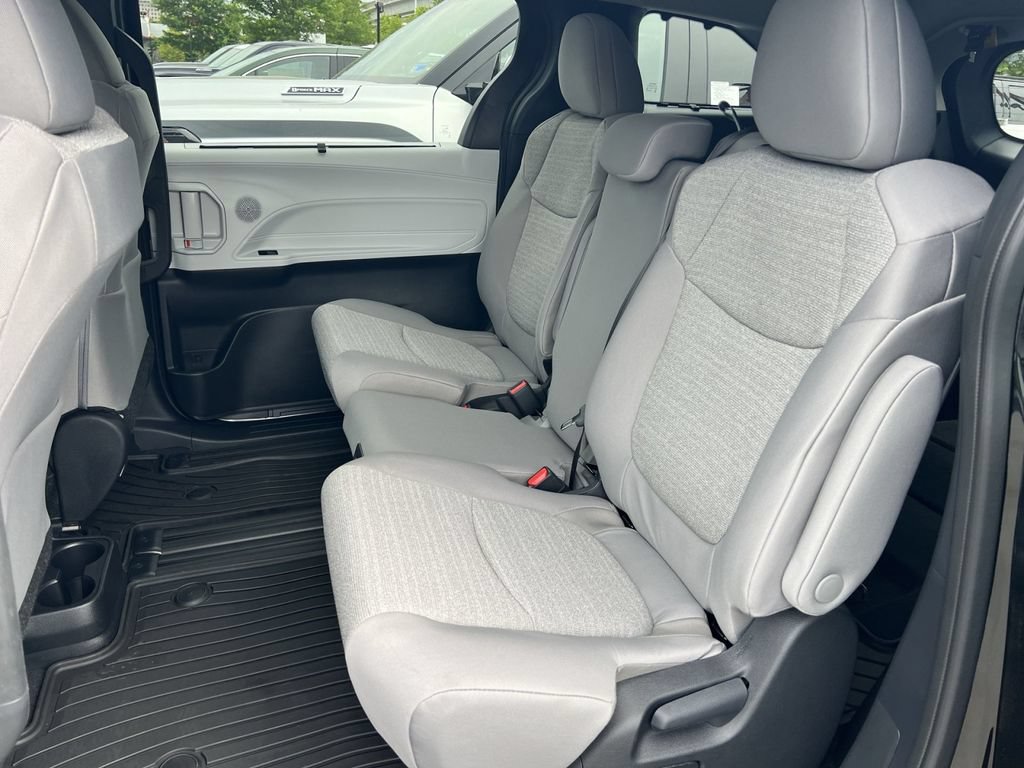 Used 2026 Toyota Sienna LE FWD image 19