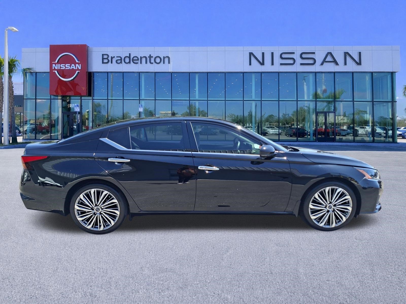 Used 2024 Nissan Altima 2.5 SL FWD image 4