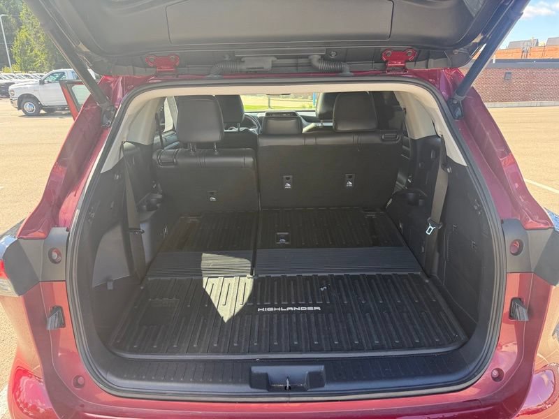 Used 2022 Toyota Highlander XLE AWD/4WD image 7