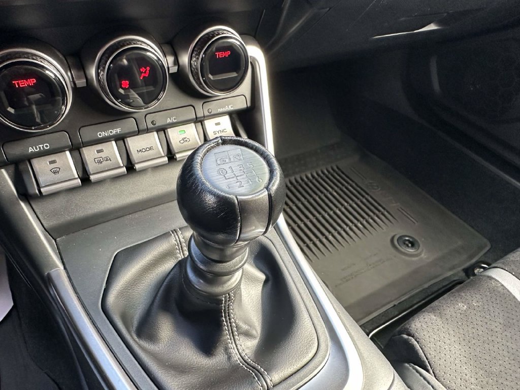 Used 2022 Toyota GR86 Premium w/ ALL Weather Mat Package (TMS) RWD image 18