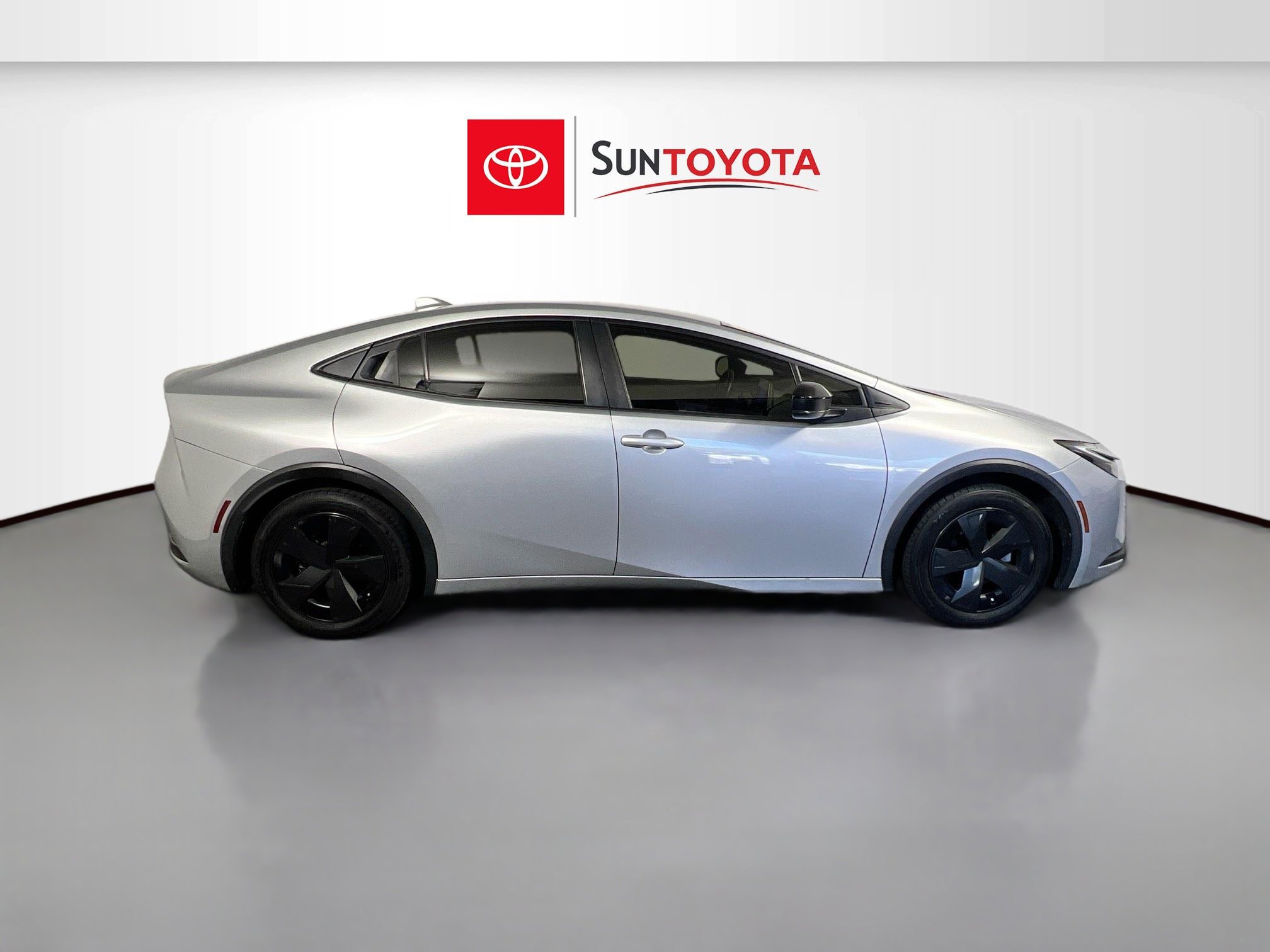 Used 2023 Toyota Prius LE FWD image 2