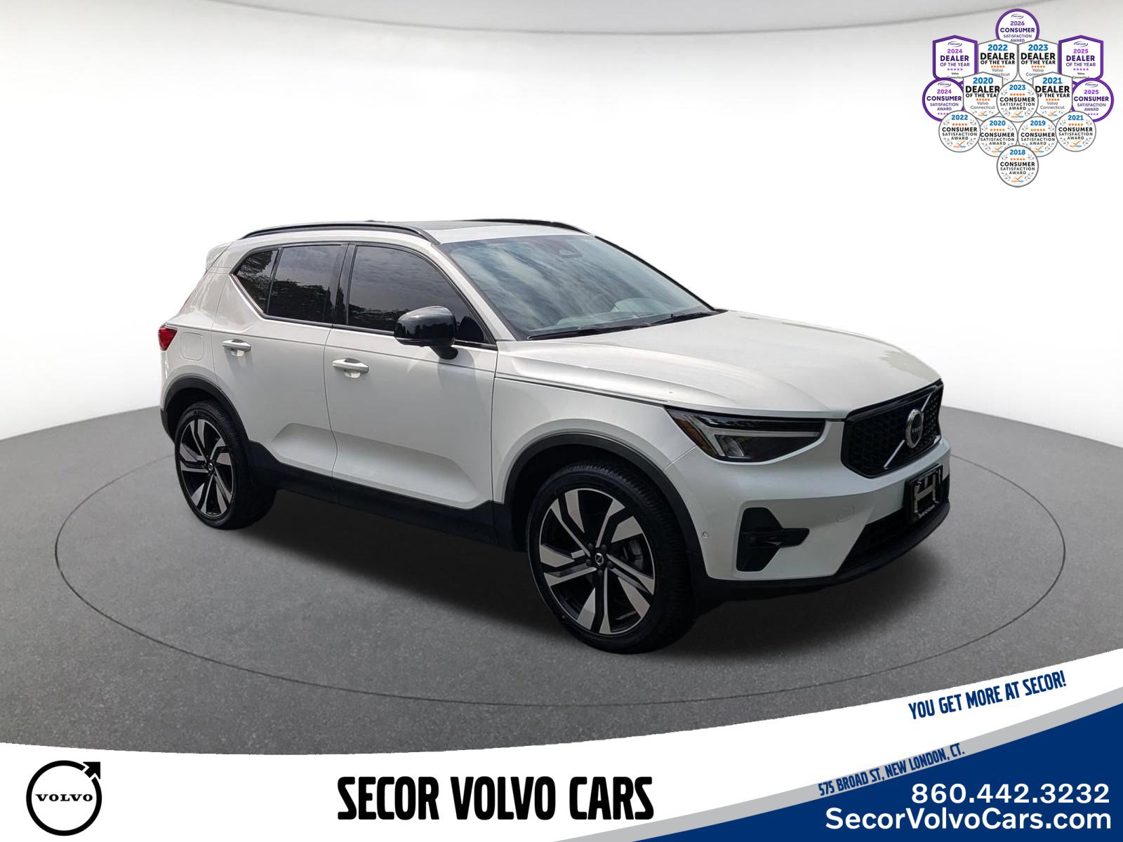 Used 2024 Volvo XC40 B5 Plus w/ Protection Package Premier AWD/4WD image 3