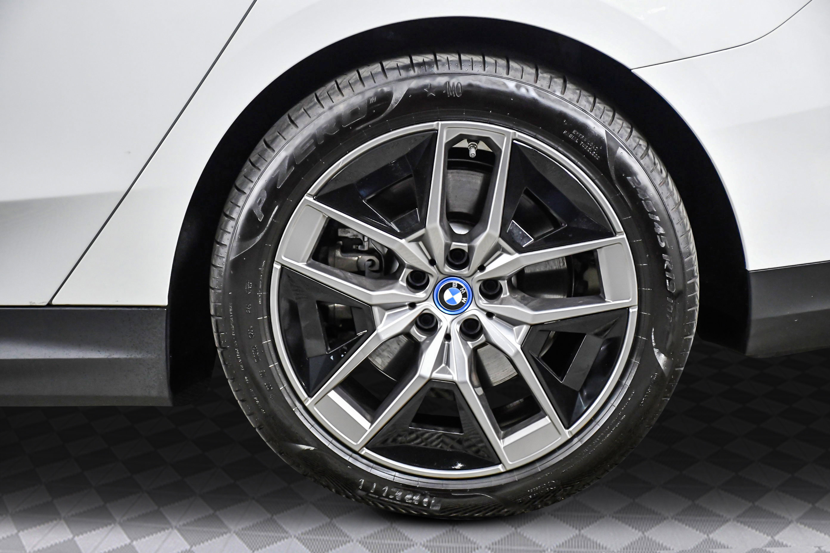 Used 2025 BMW i5 eDrive40i w/ Executive Package image 34