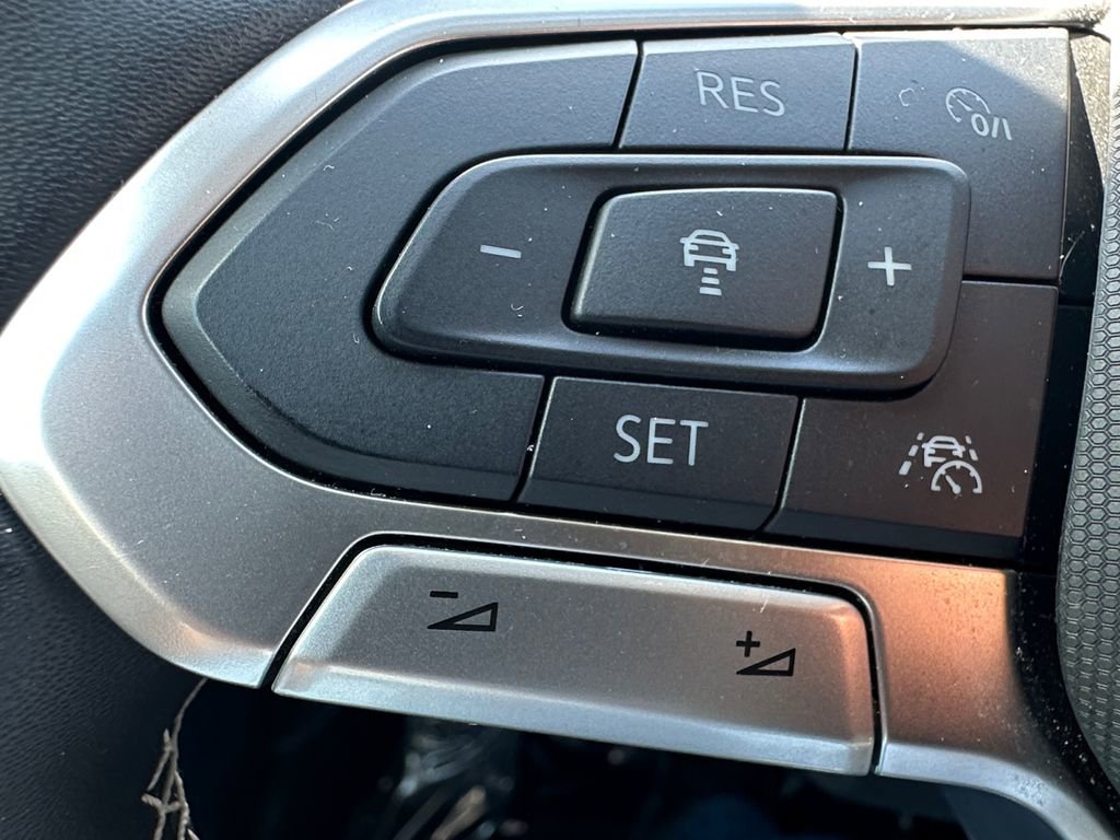 Used 2024 Volkswagen Taos SE w/ Panoramic Sunroof Package AWD/4WD image 21