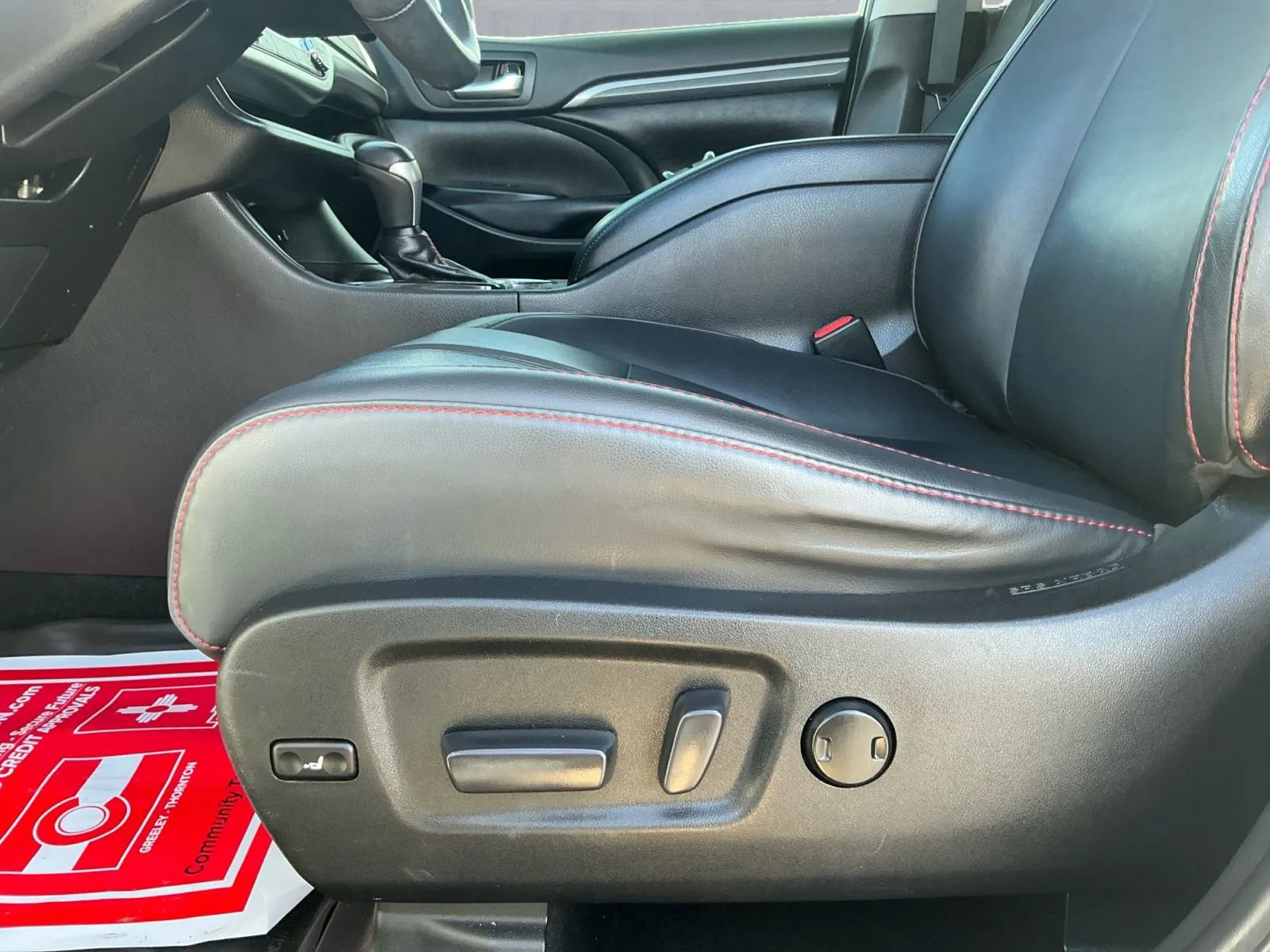 Used 2019 Toyota Highlander SE image 12