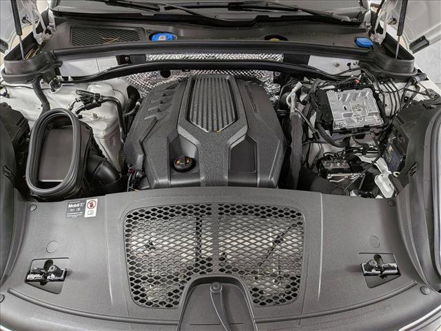 Certified 2025 Porsche Macan image 26
