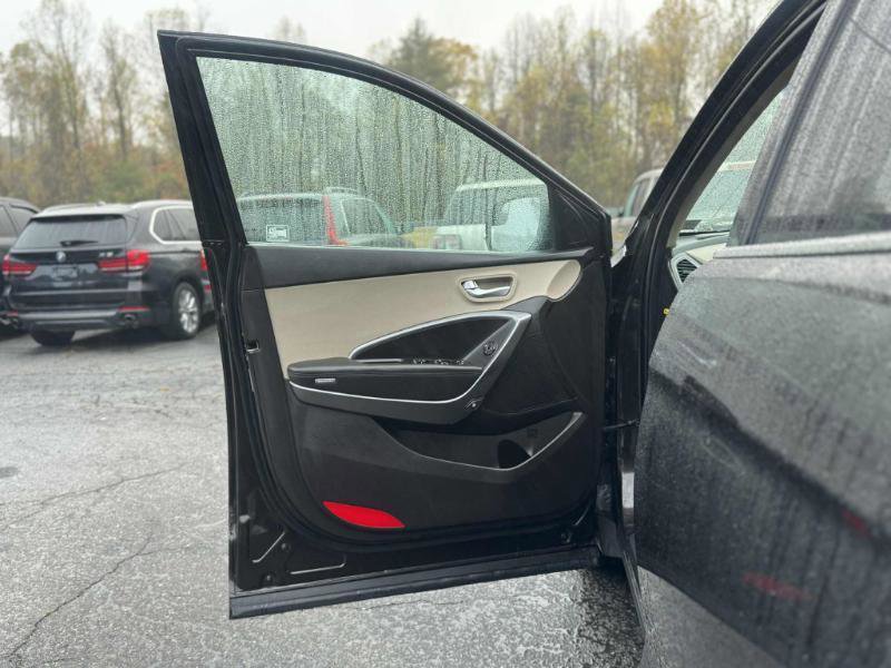 Used 2017 Hyundai Santa Fe SE AWD/4WD image 9