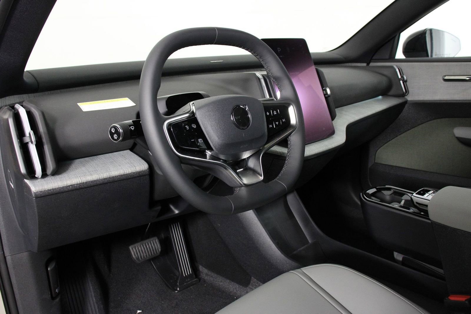 New 2026 Volvo EX30 Plus w/ Climate Package image 8