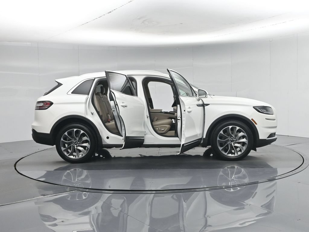 Used 2023 Lincoln Nautilus Reserve w/ Luxury Package AWD/4WD image 4