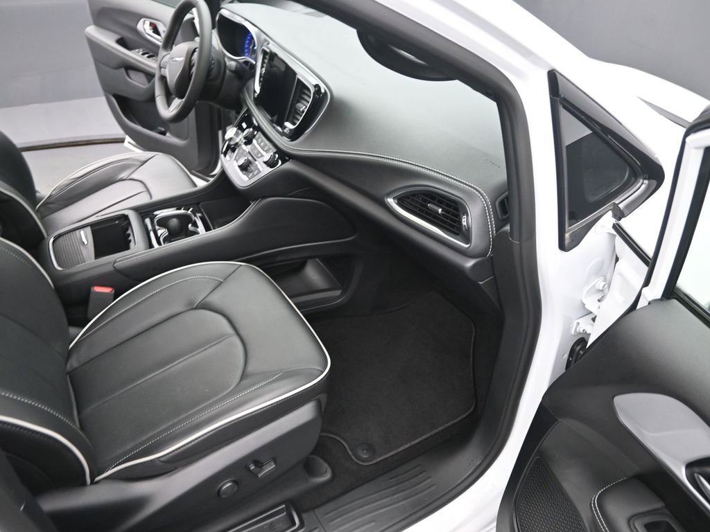 Used 2025 Chrysler Pacifica Limited image 17