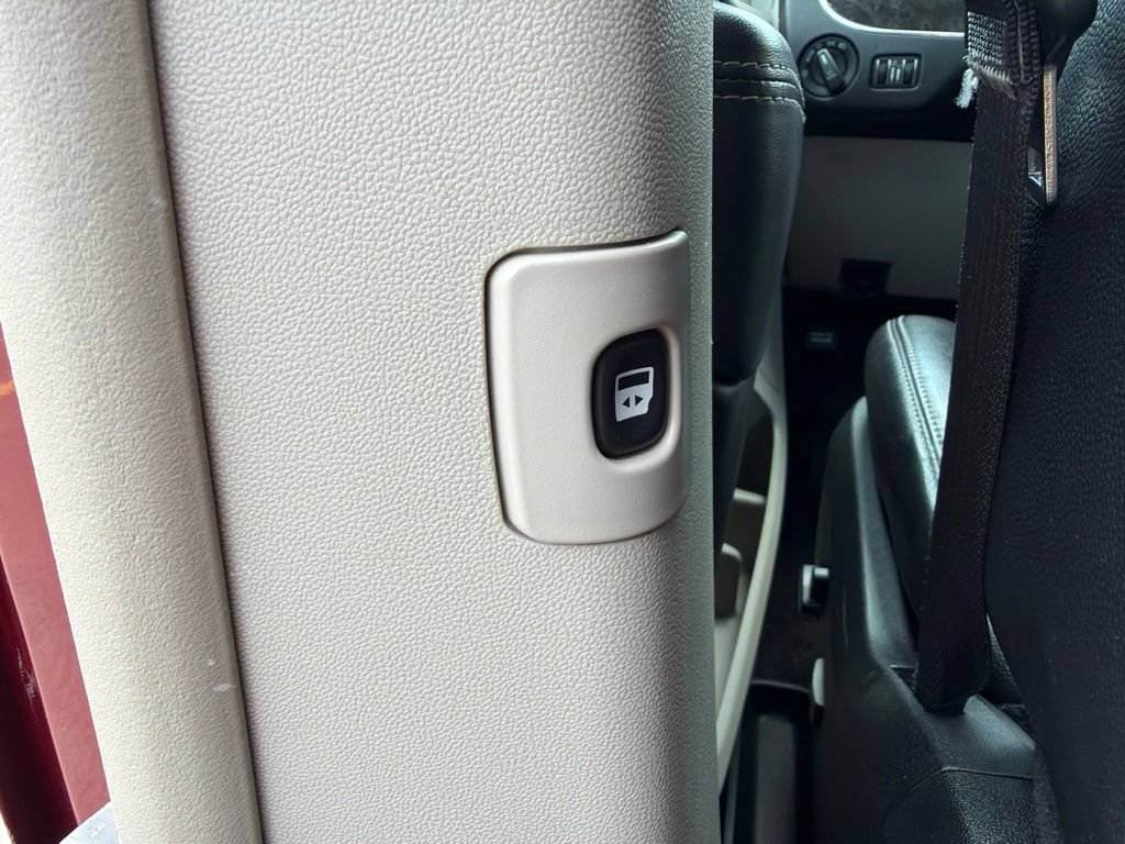 Used 2014 Chrysler Town & Country Touring FWD image 33