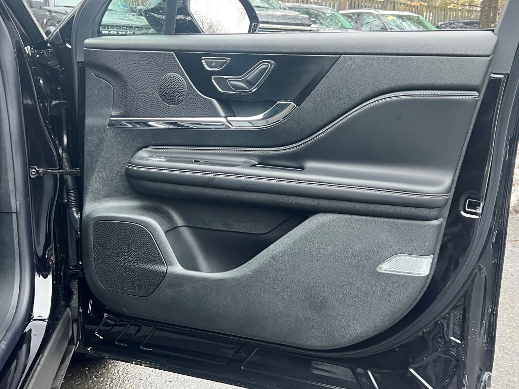 Certified 2025 Lincoln Corsair AWD image 8