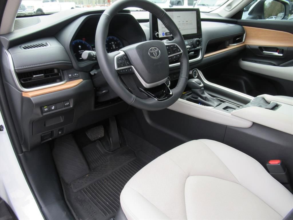 Used 2025 Toyota Grand Highlander Limited image 16