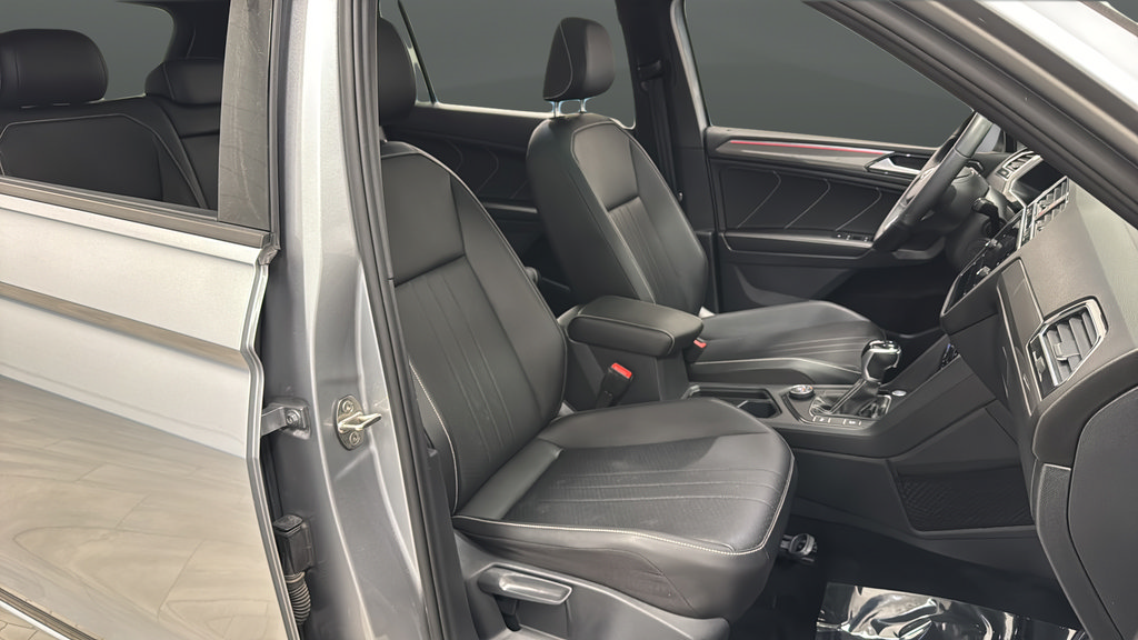 Used 2022 Volkswagen Tiguan SE R-Line AWD/4WD image 25