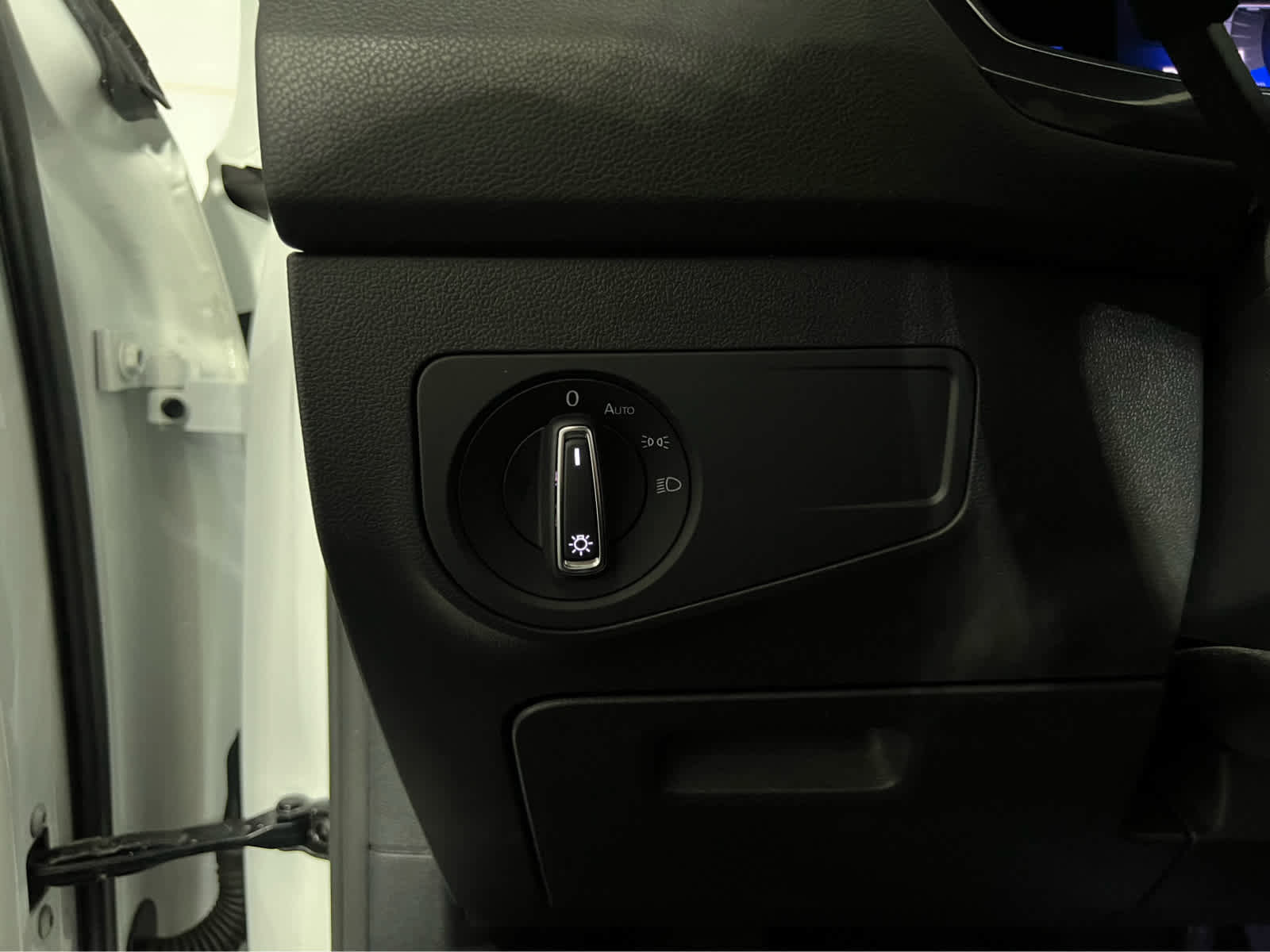 Used 2022 Volkswagen Tiguan SE w/ Panoramic Sunroof Package image 18