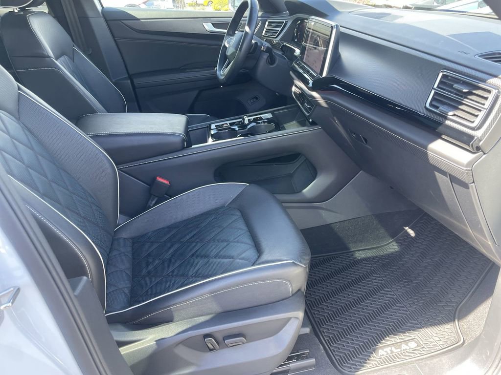 Certified 2024 Volkswagen Atlas Cross Sport SEL Premium R-Line image 33