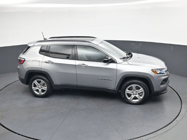 Used 2023 Jeep Compass Latitude w/ Sun and Sound Group AWD/4WD image 25