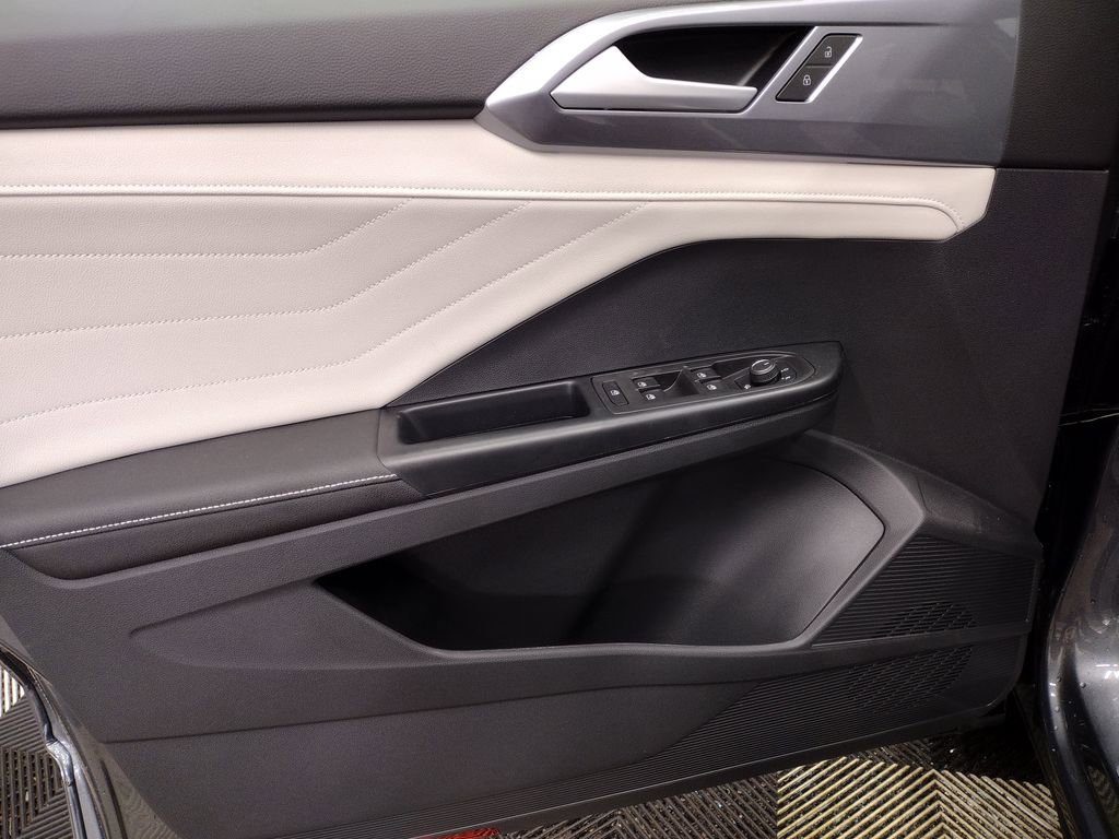 New 2025 Volkswagen Taos SEL image 18