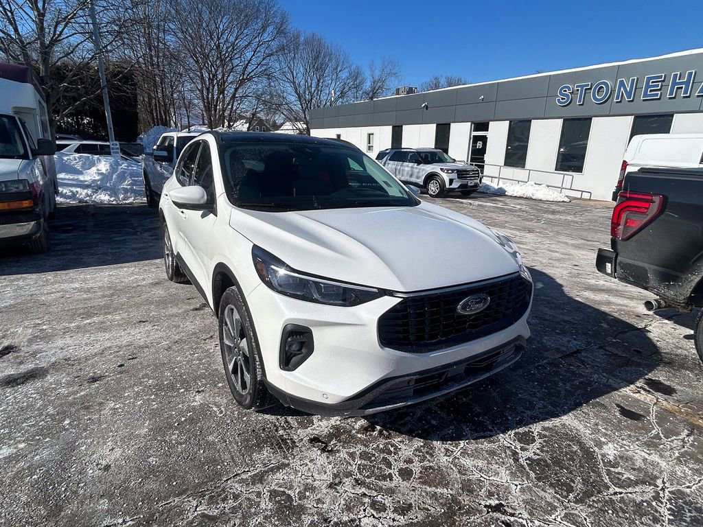 Used 2025 Ford Escape Platinum w/ Premium Technology Package image 1
