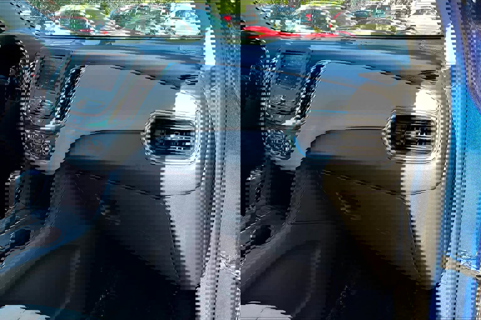 Used 2020 Chevrolet Equinox LT w/ Driver Convenience Package image 16