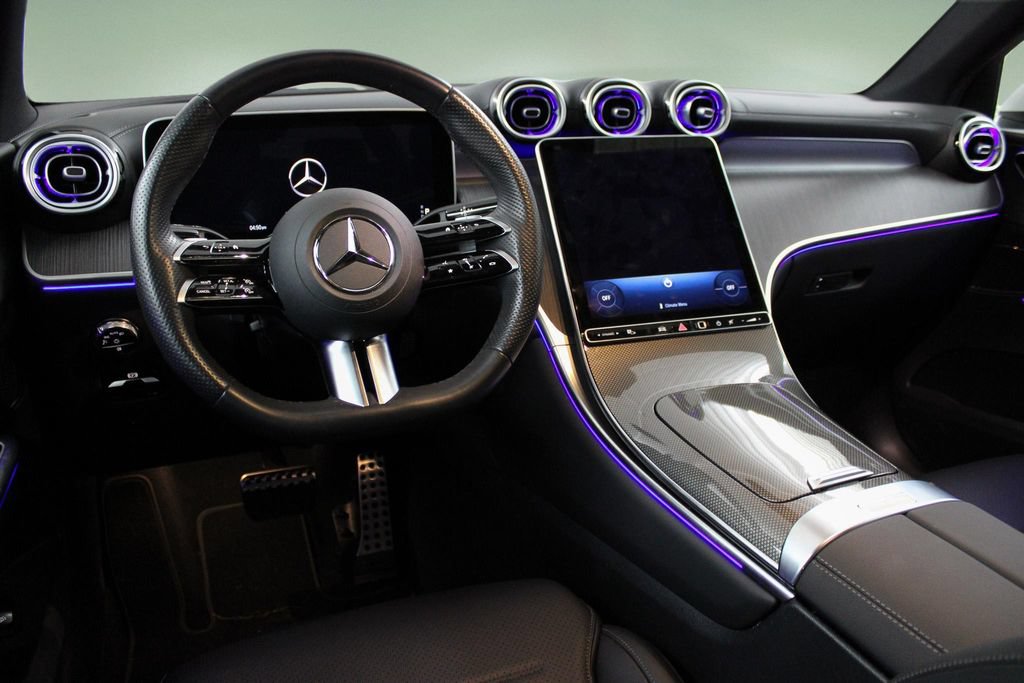Used 2025 Mercedes-Benz GLC 300 4MATIC image 17