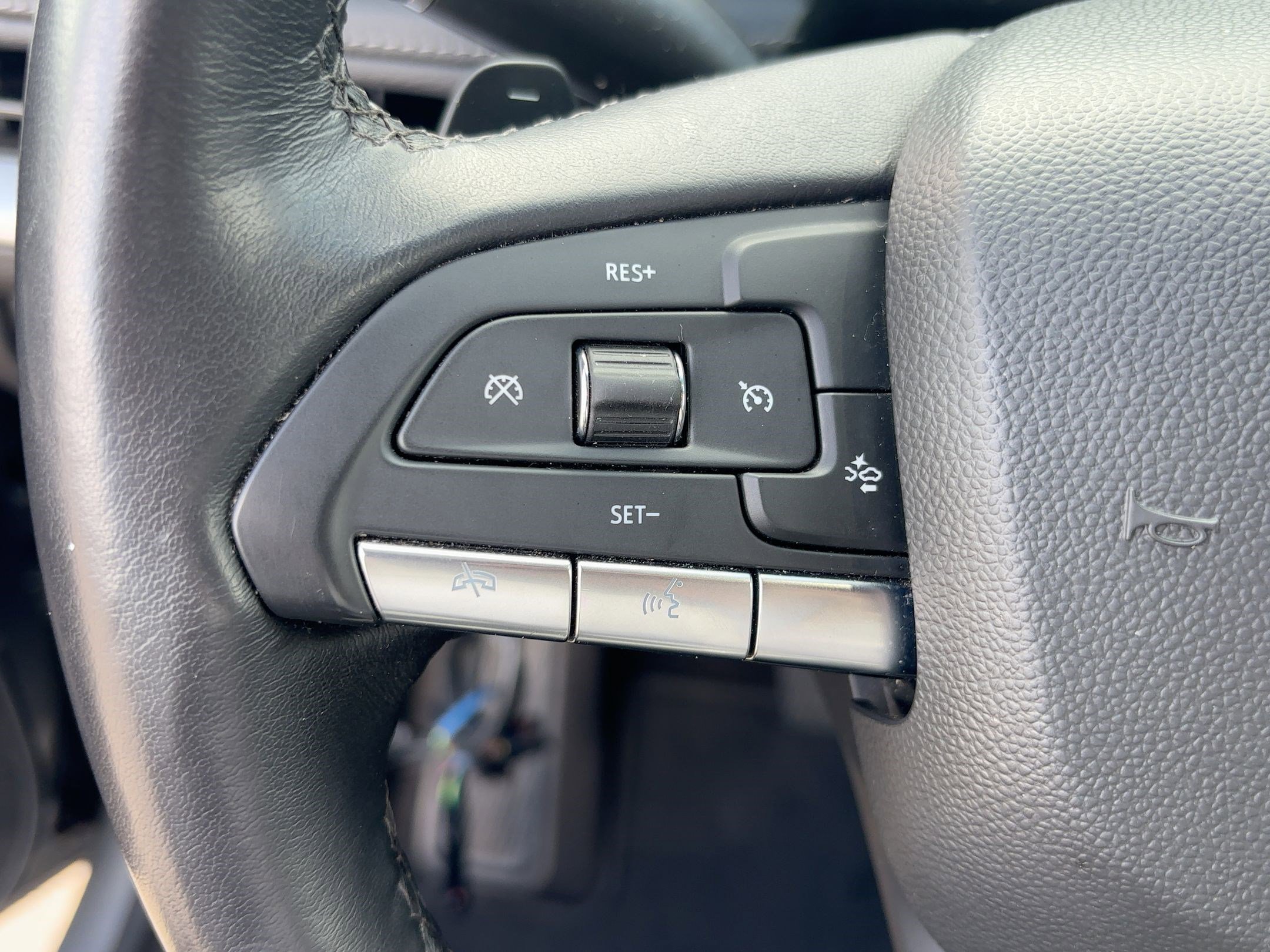 Used 2025 Cadillac XT4 Premium Luxury image 18