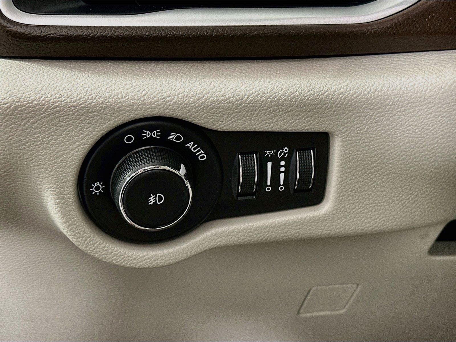 Used 2018 Chrysler Pacifica Touring-L w/ Advanced Safetytec Group FWD image 14