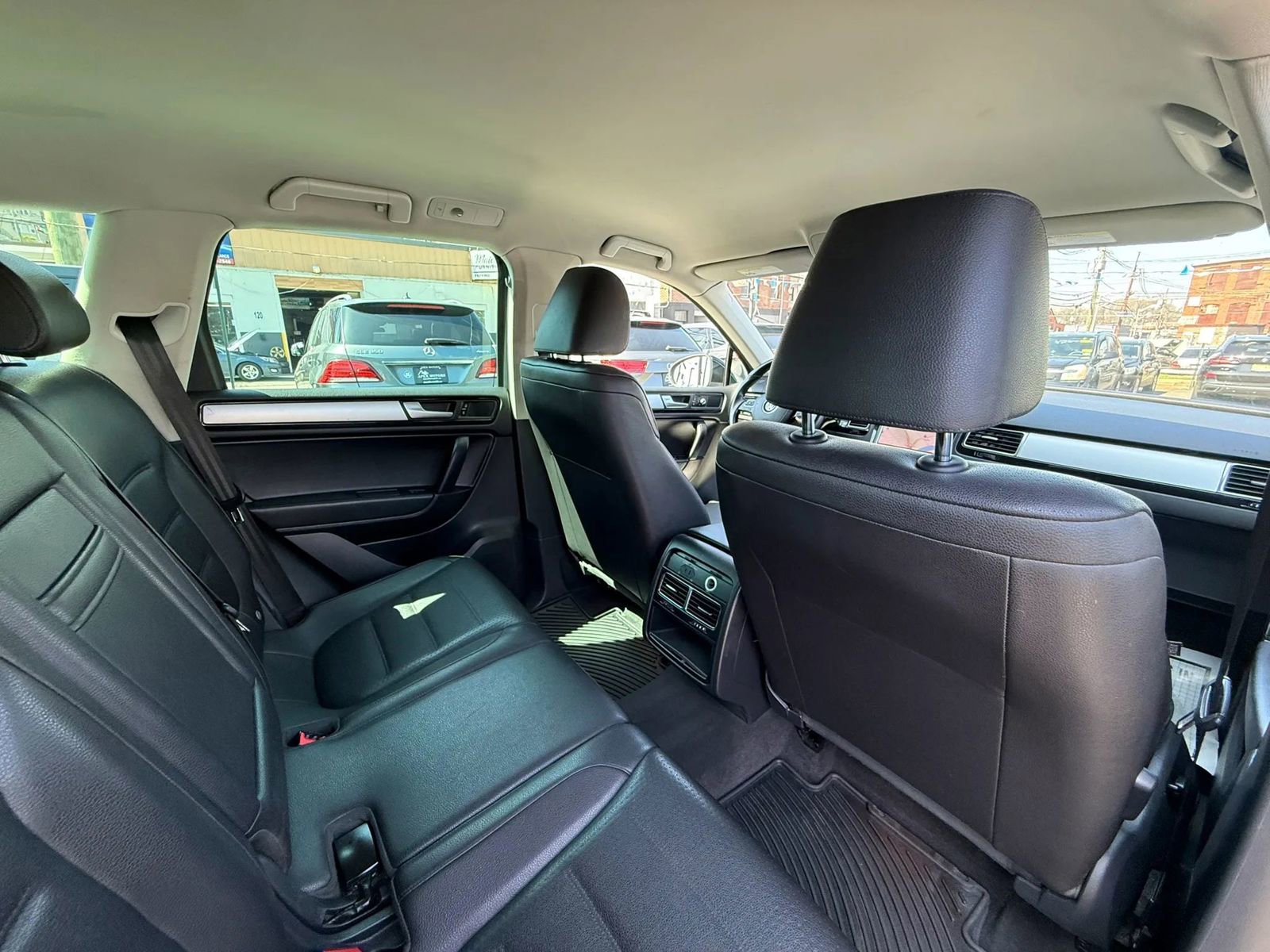 Used 2012 Volkswagen Touareg Sport image 47