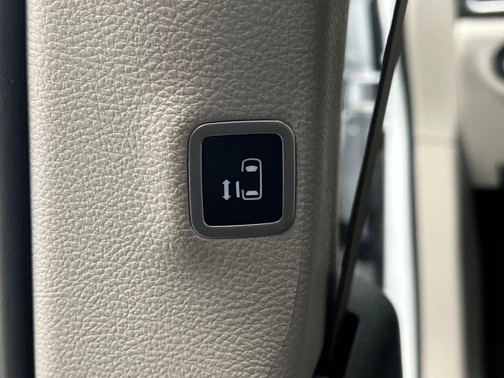 Used 2024 Chrysler Pacifica Touring-L image 16