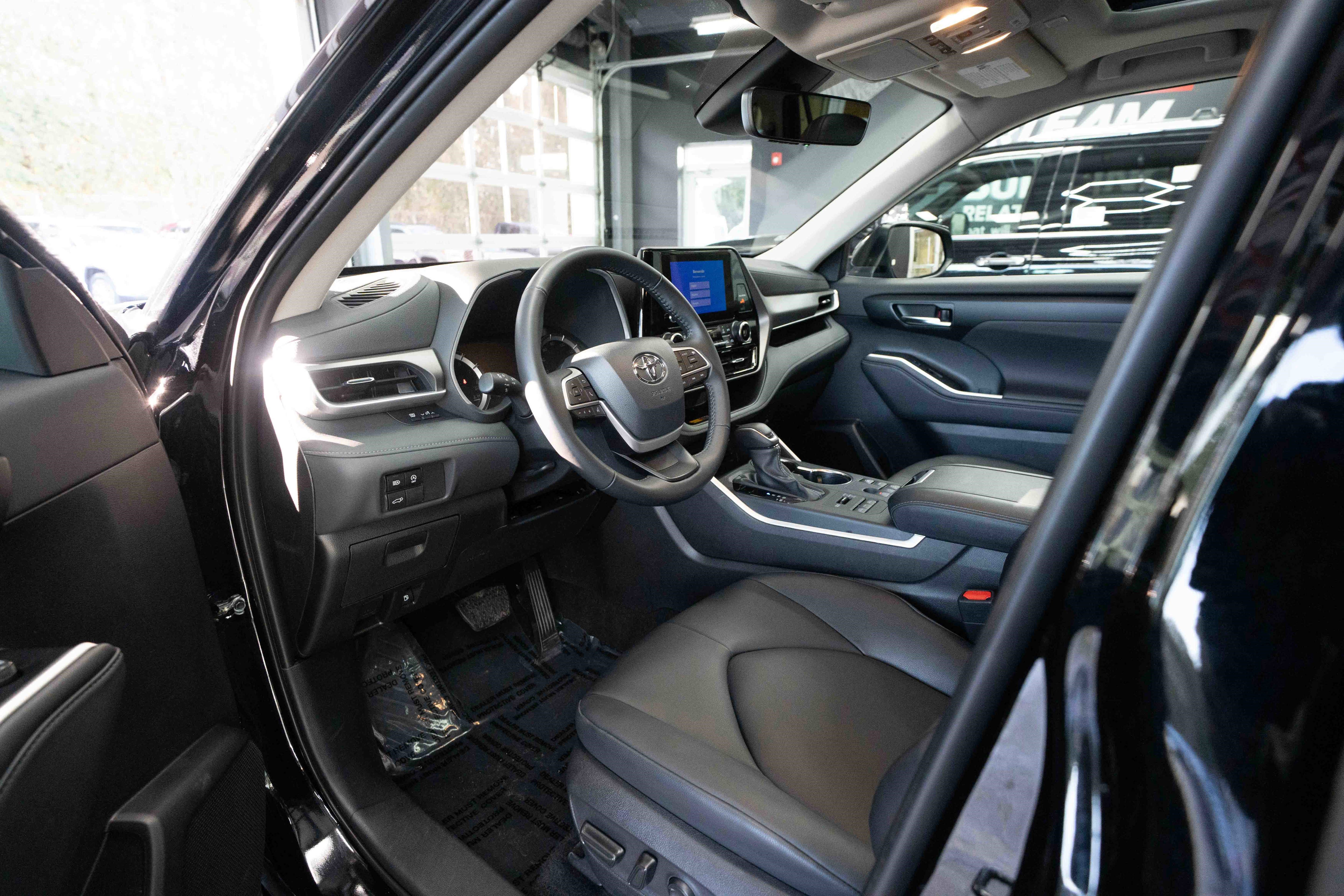 Used 2025 Toyota Highlander XLE image 8