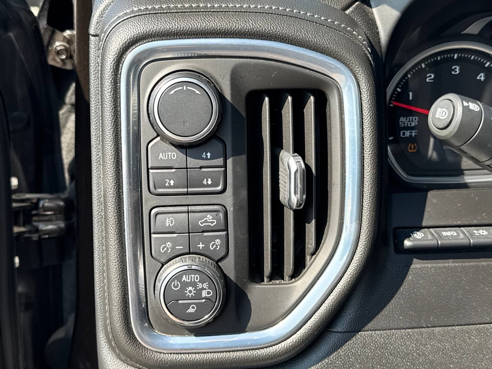 Used 2019 Chevrolet Silverado 1500 High Country w/ Technology Package AWD/4WD image 17
