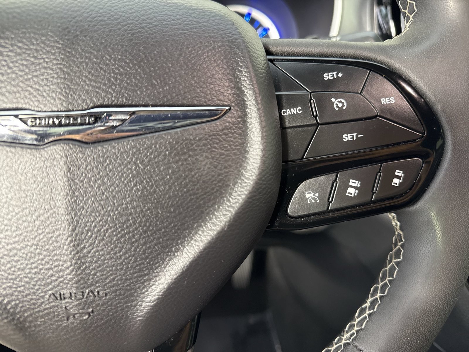 Used 2024 Chrysler Pacifica Limited FWD image 13