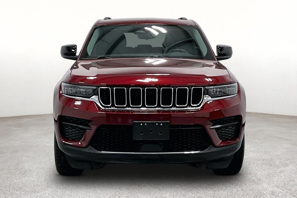 Used 2023 Jeep Grand Cherokee Laredo AWD/4WD image 3