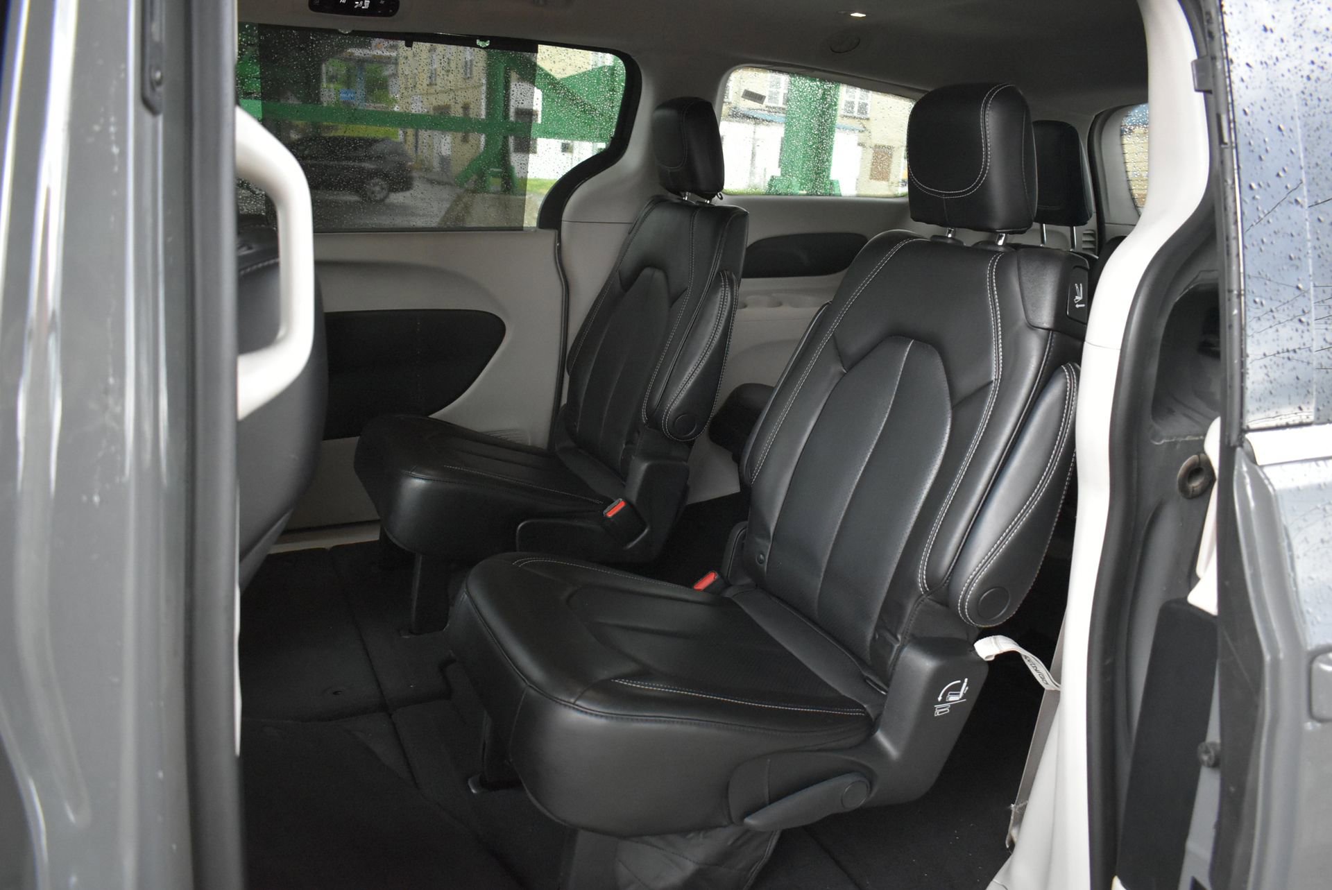 Used 2023 Chrysler Pacifica Touring-L FWD image 17