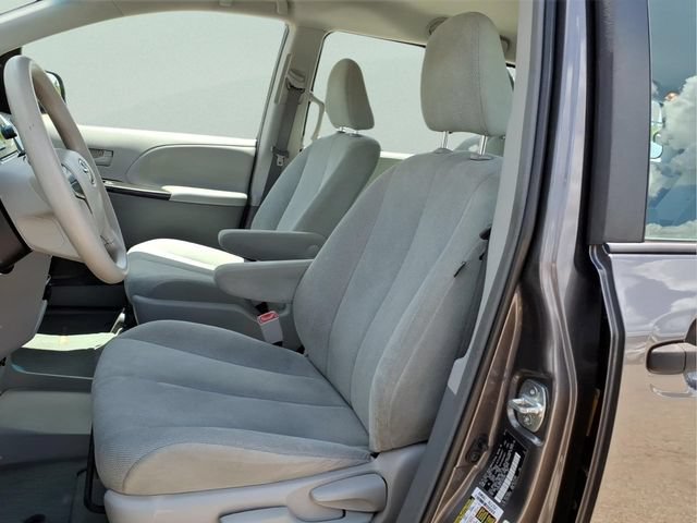 Used 2014 Toyota Sienna L FWD image 12