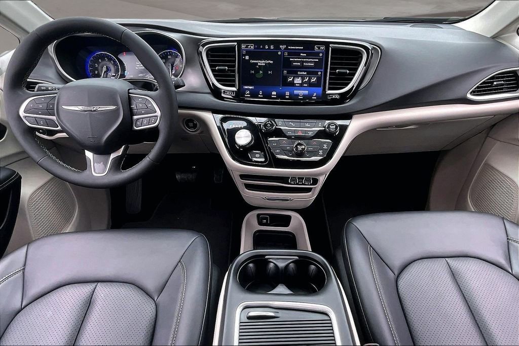 Used 2024 Chrysler Pacifica Touring-L image 7