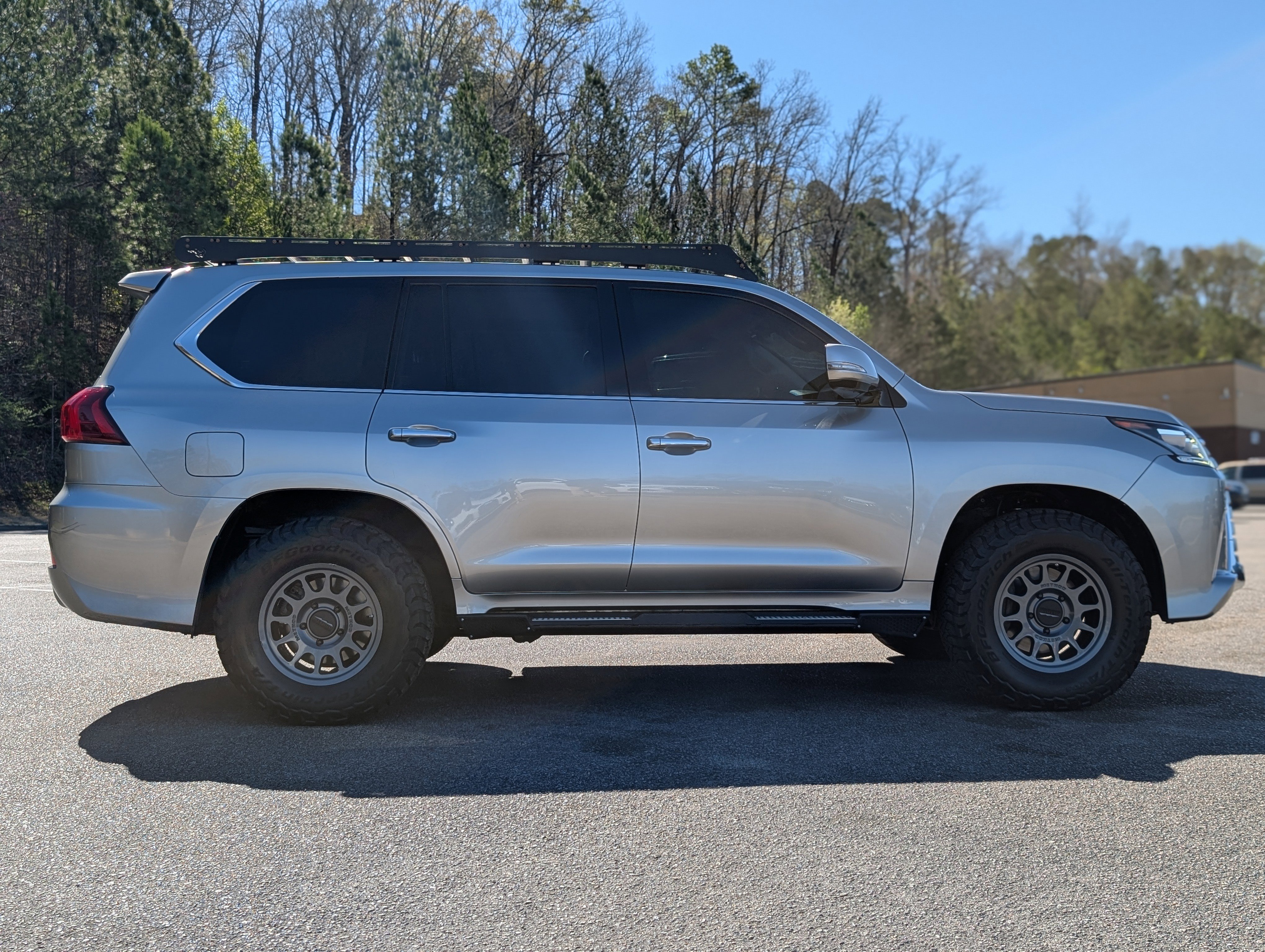 Used 2017 Lexus LX 570 4WD w/ Luxury Package image 10