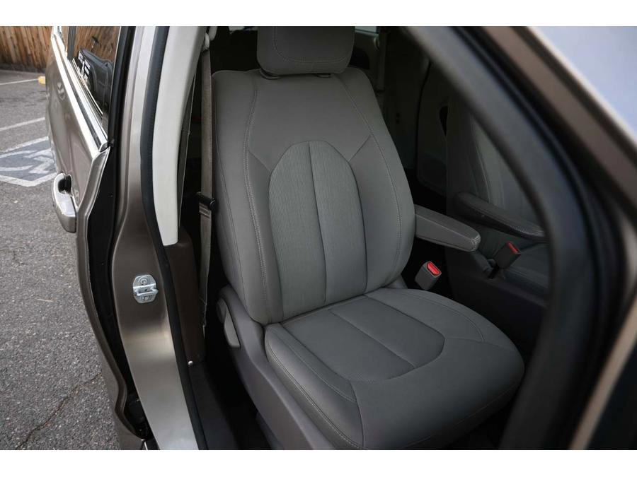 Used 2017 Chrysler Pacifica Touring FWD image 16