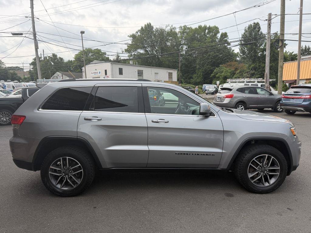 Used 2019 Jeep Grand Cherokee Laredo w/ 18" Wheel & 8.4" Radio Group AWD/4WD image 6