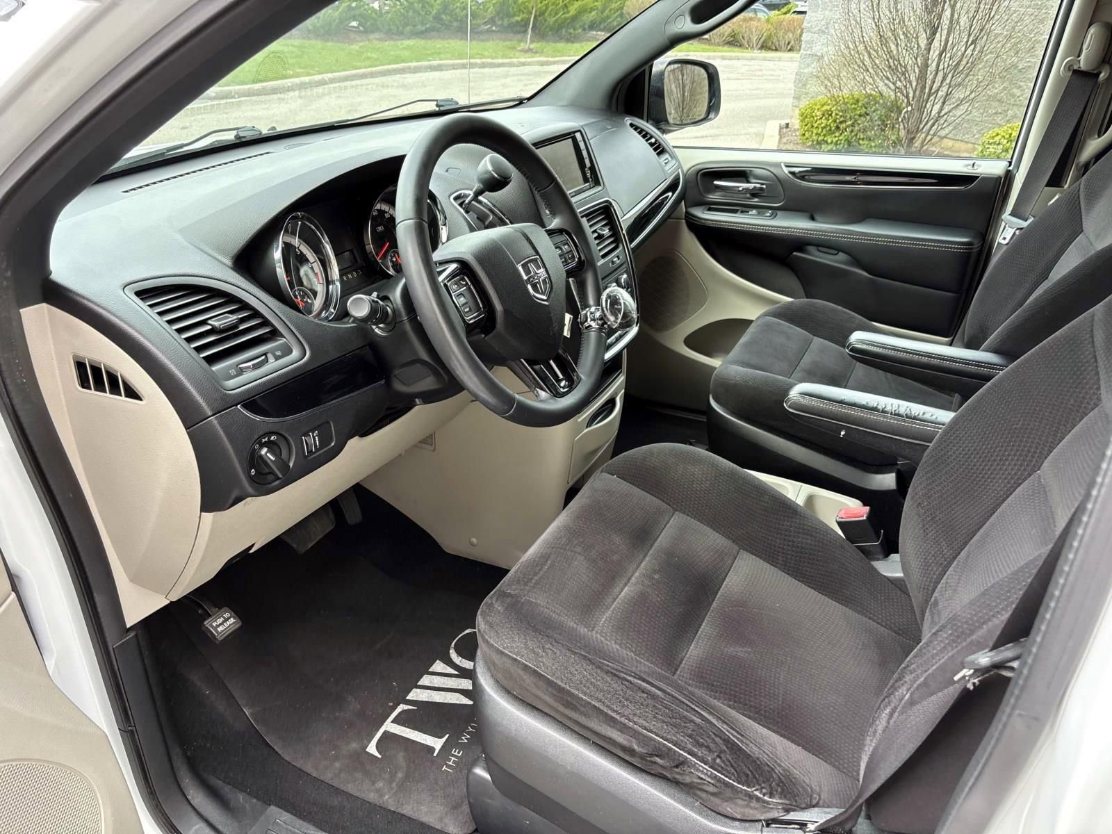 Used 2014 Dodge Grand Caravan SE image 25