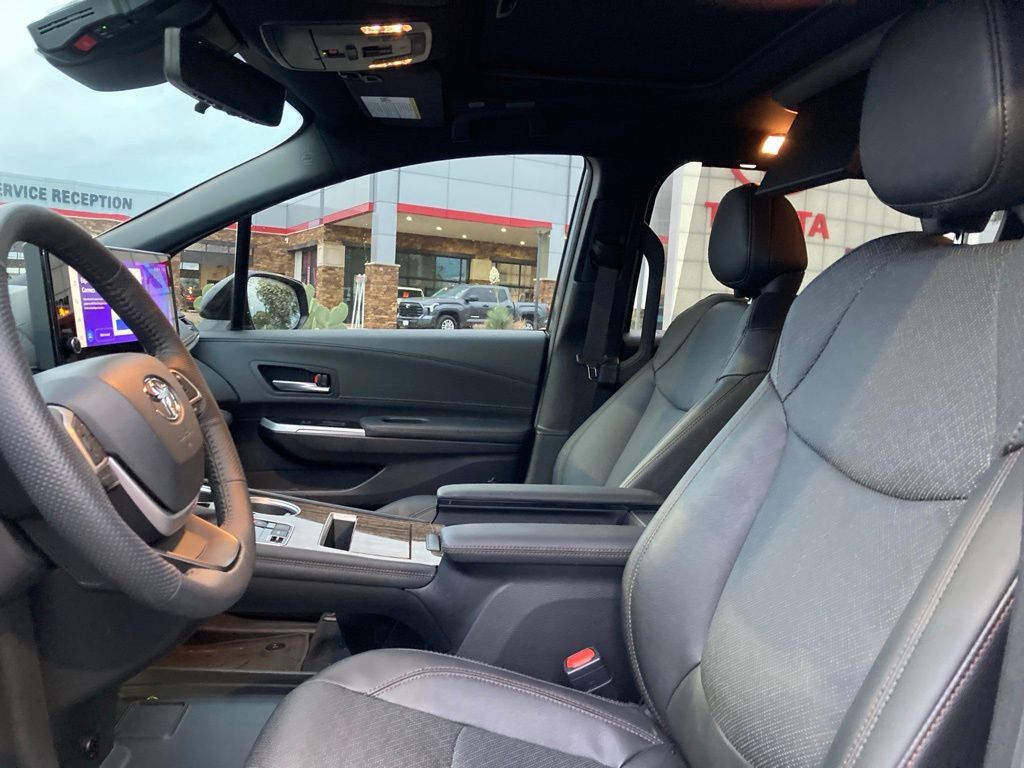 Used 2025 Toyota Sienna Platinum image 10