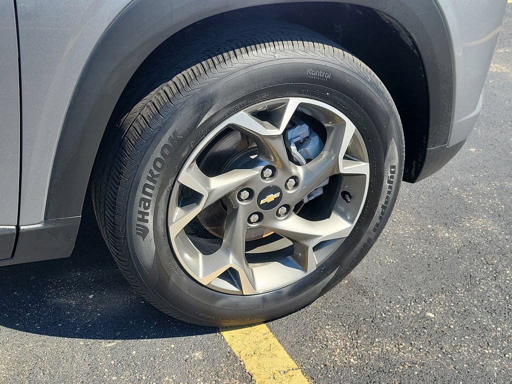 Used 2025 Chevrolet Trax LT FWD image 7