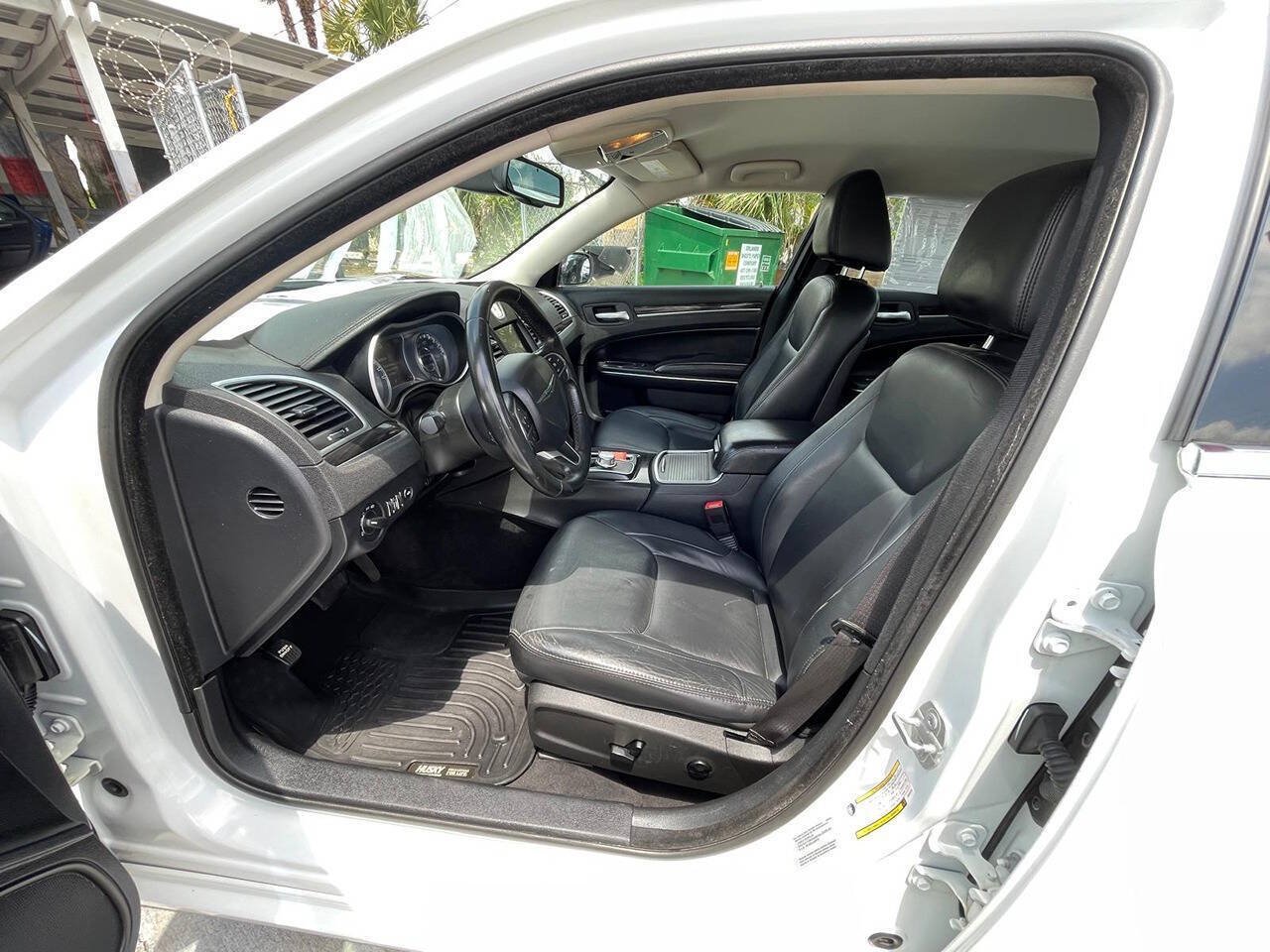 Used 2015 Chrysler 300 Limited RWD image 4